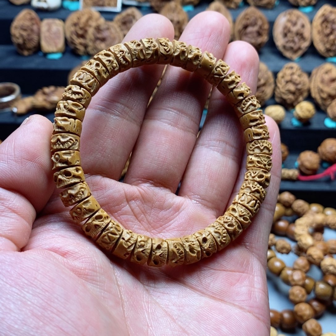 聆**雨桃核核壁骷髅手串