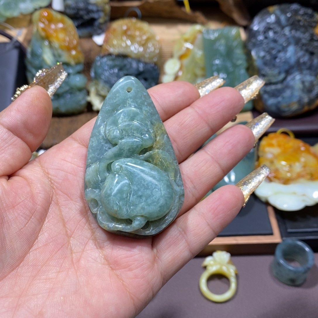 蛇纹石玉颈饰未镶嵌