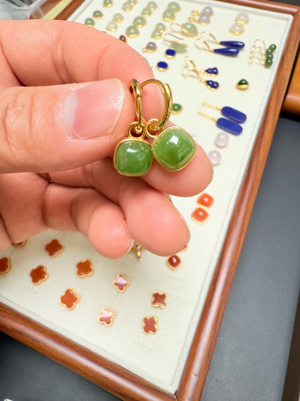 高品质和田玉耳钉8×8m