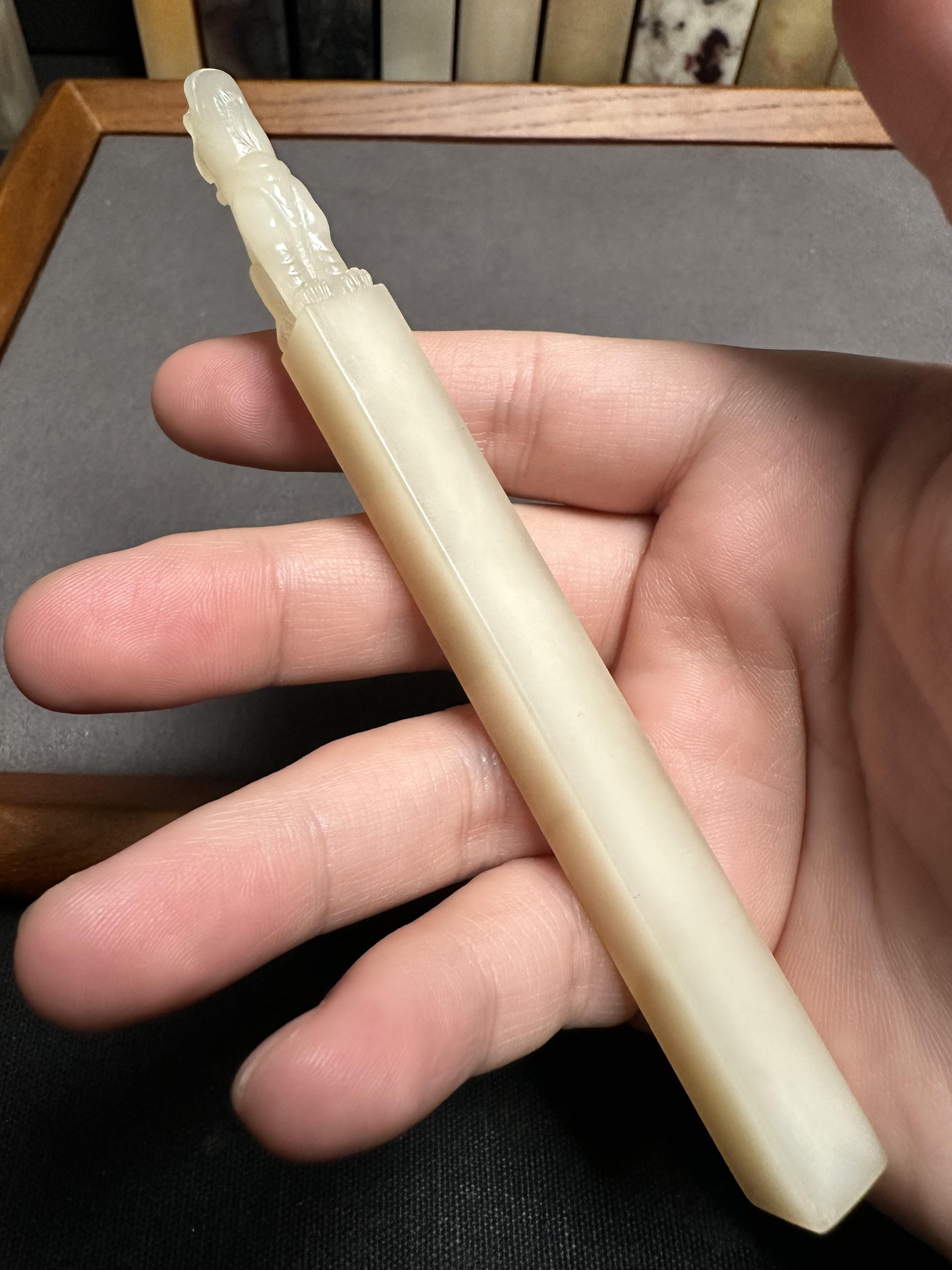 巴林冻石，兽钮。1.0×13.2