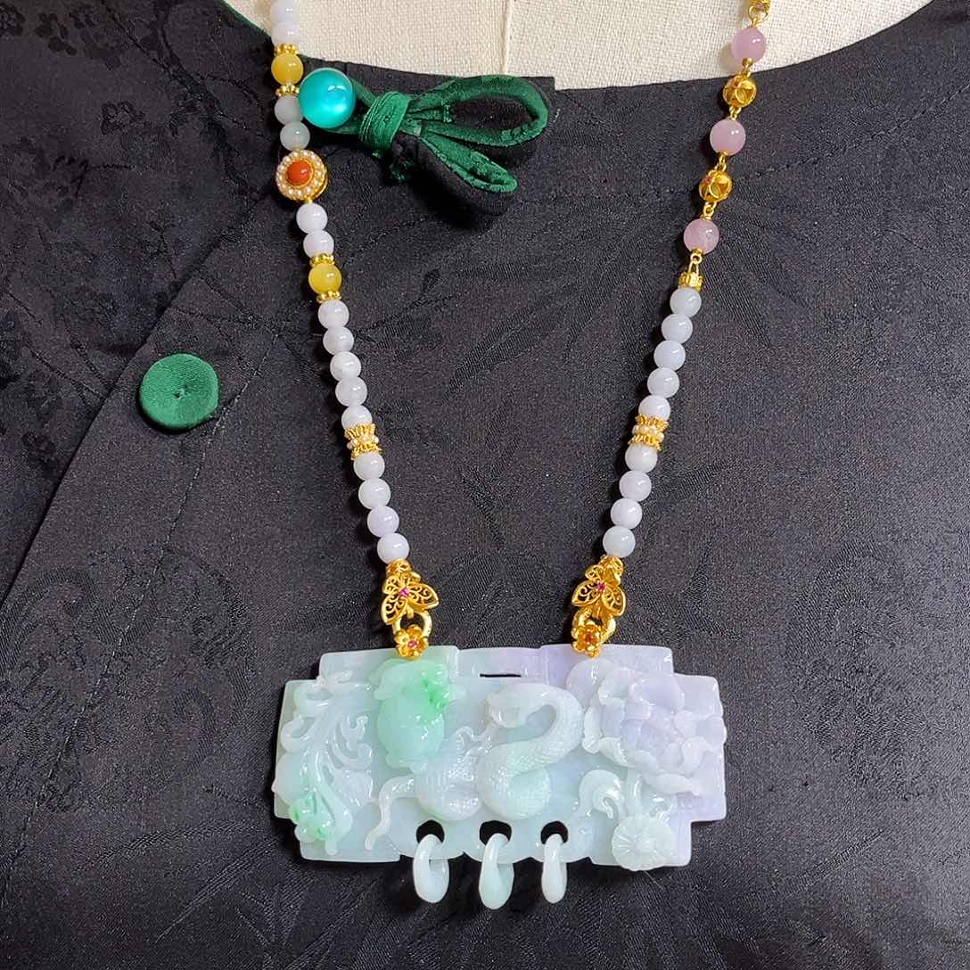 翡翠颈饰未镶嵌蛇兔