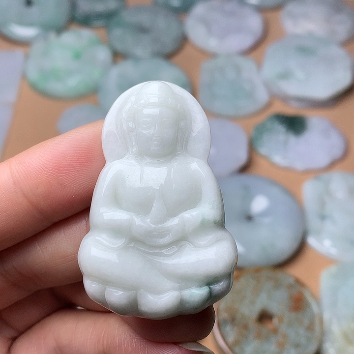 翡翠未镶嵌颈饰观音