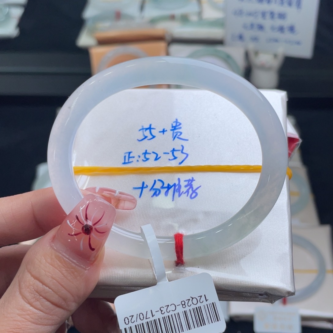 翡翠手镯未镶嵌翡翠手镯