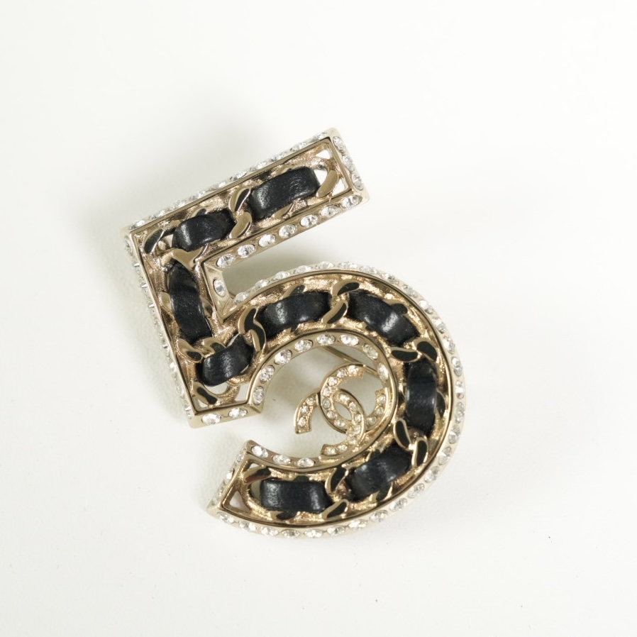 Chanel黑金穿皮5字胸针 无折回