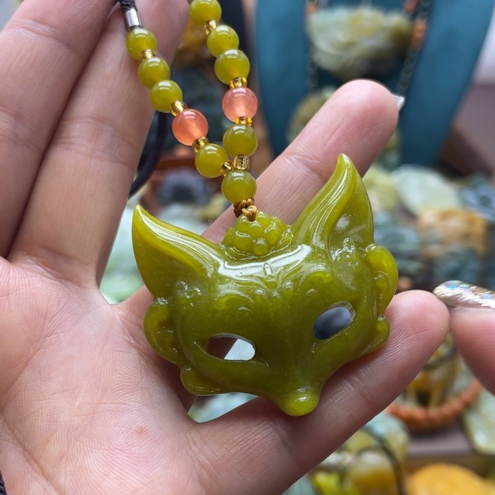 蛇纹石玉未镶嵌颈饰