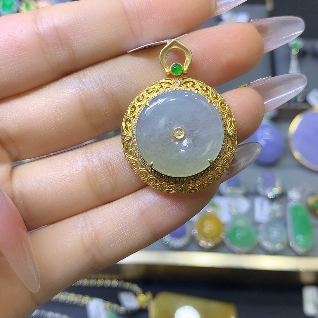 翡翠18K金镶嵌颈饰翡翠