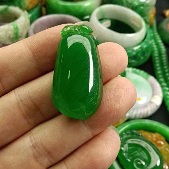 翡翠未镶嵌颈饰冰*