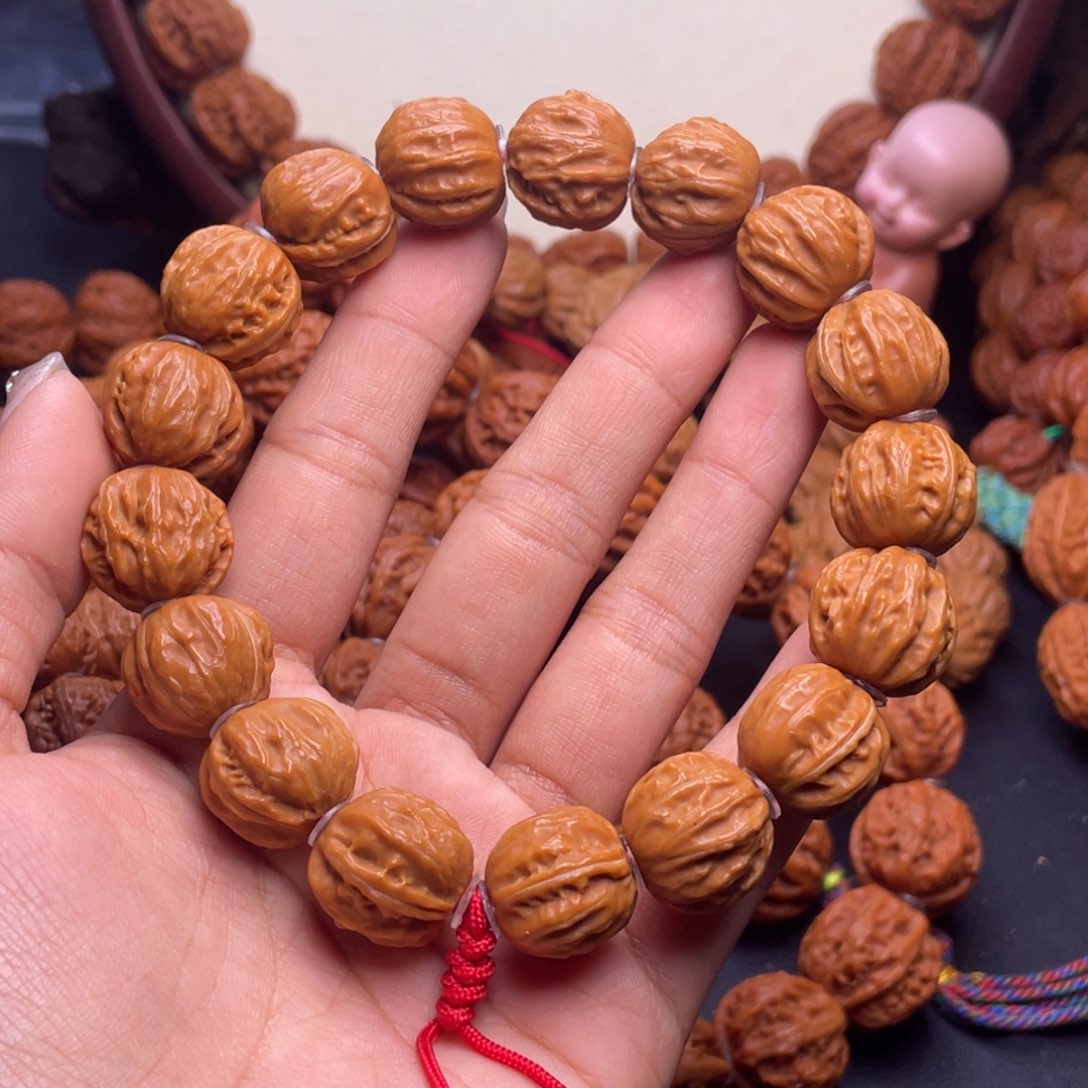 文玩核桃手串与**行树王京八棱