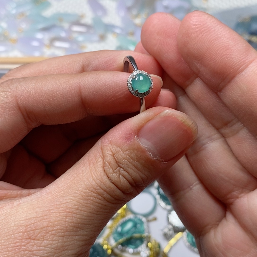 翡翠颈饰未镶嵌……..