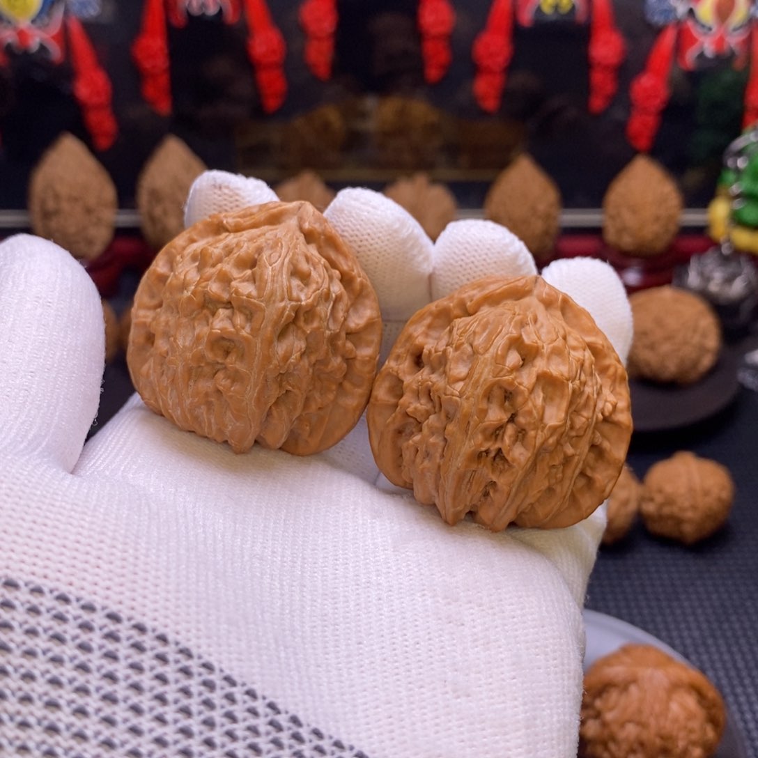 文玩核桃吊坠平谷老树白狮子