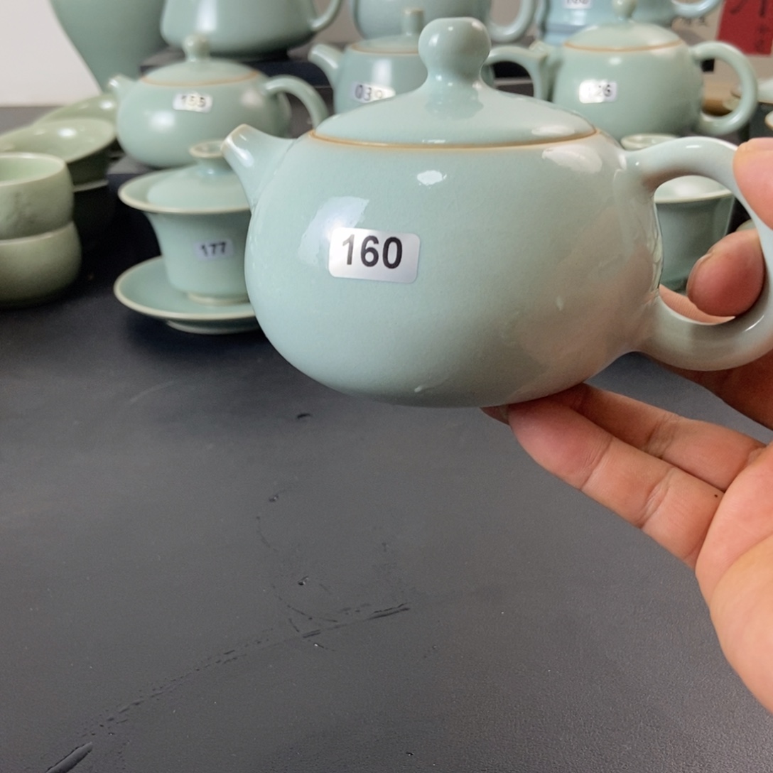 微瑕天青釉手工西施壶