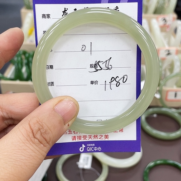 和田玉手镯未镶嵌“*”