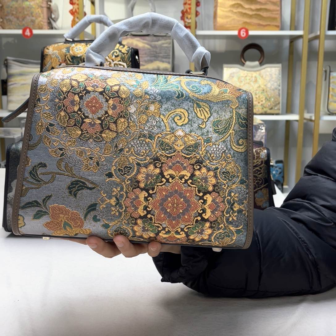 织绣新年快乐！蛇年大吉！