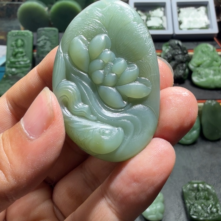 和田玉（碧玉）未镶嵌颈饰和田玉碧玉粉青偏蓝调荷花鱼