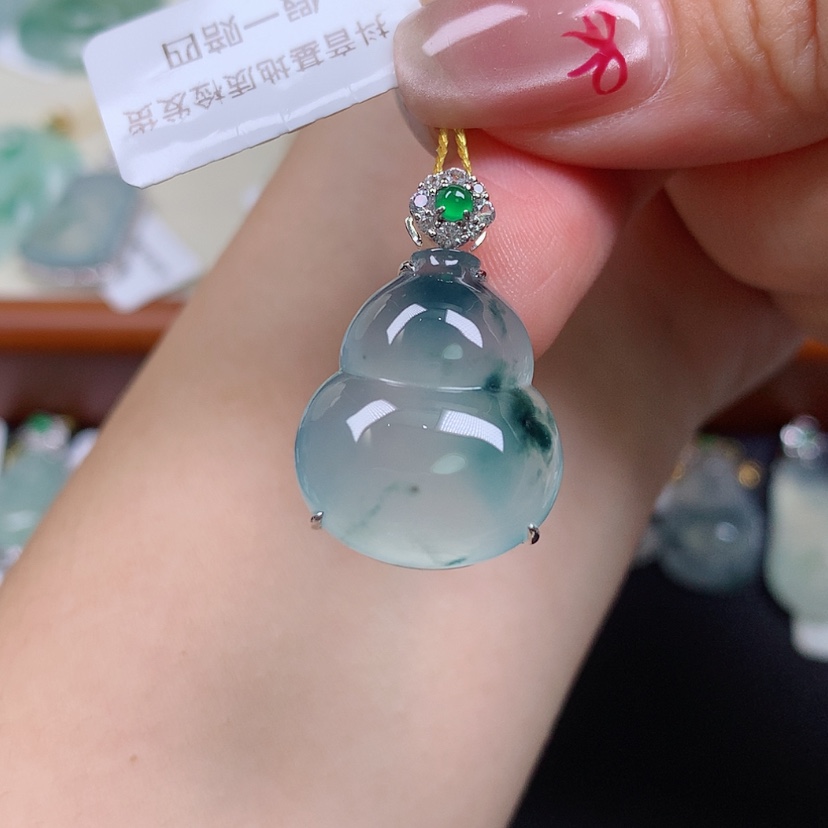 【闪购商品】翡翠18K金镶嵌颈饰葫芦