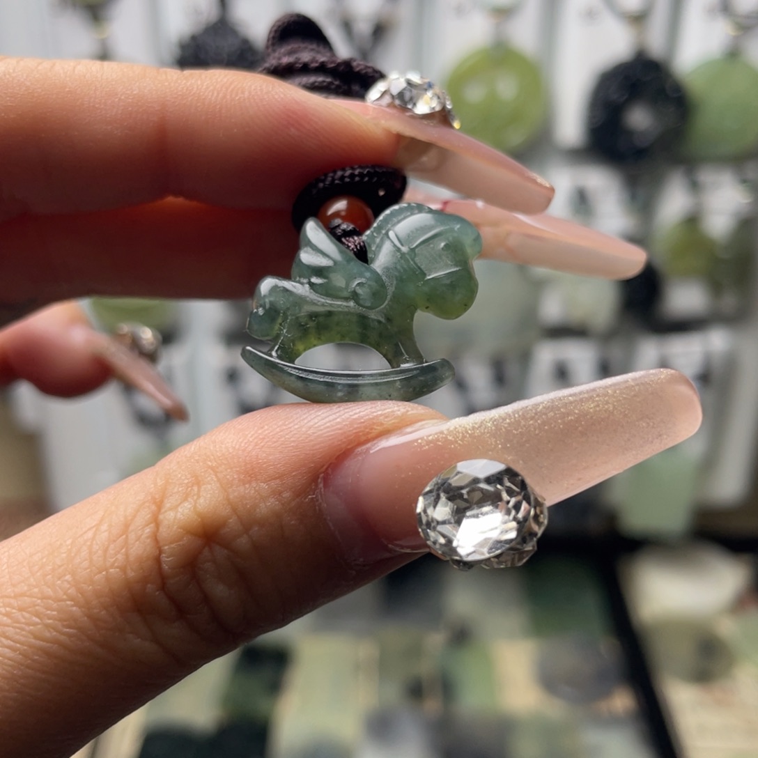 岫玉颈饰未镶嵌木马