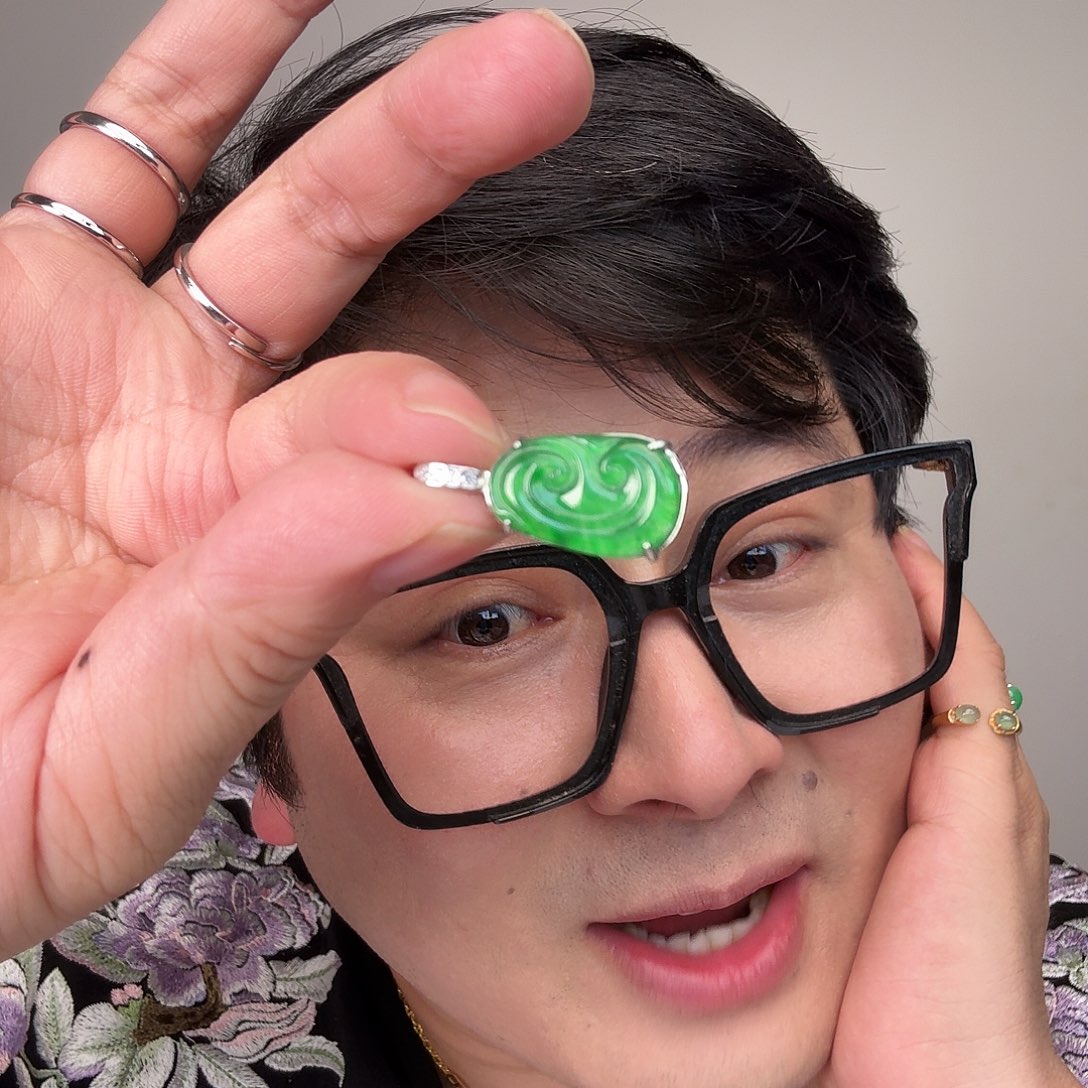 翡翠未镶嵌颈饰一个