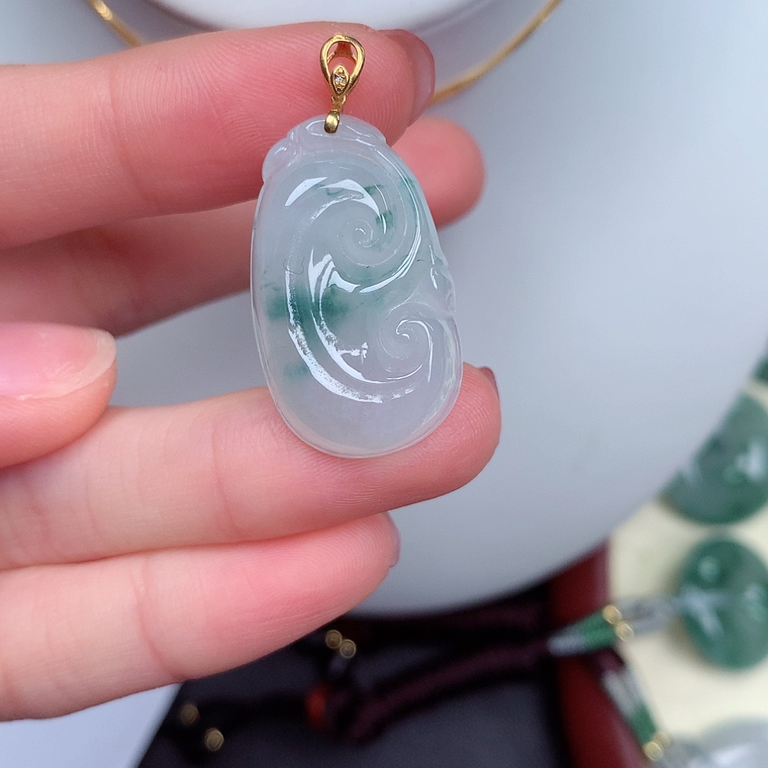 翡翠颈饰18K金镶嵌如意