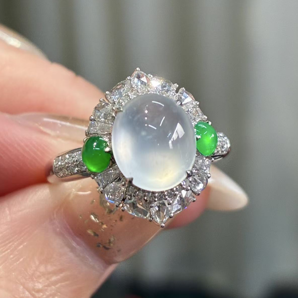 炸光白冰蛋面戒指