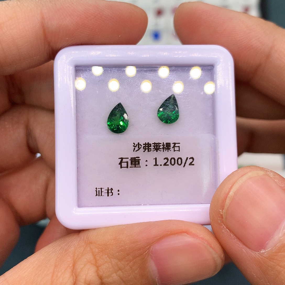 石榴石（沙弗莱）1.2克拉未镶嵌瞅*