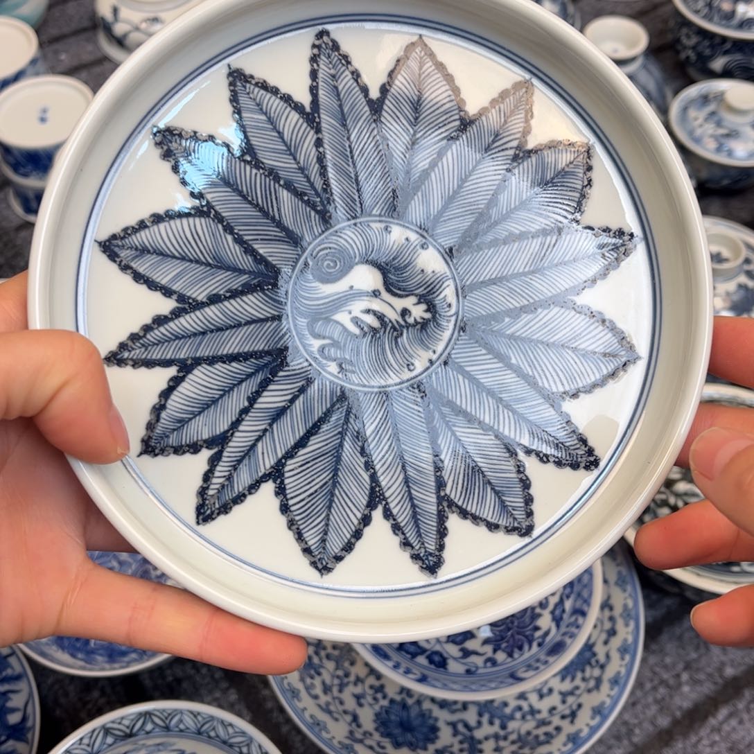 景德镇芭蕉叶壶承。  