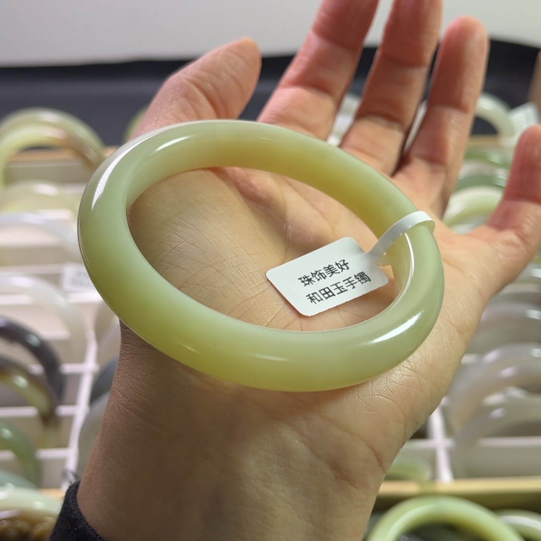 和田玉手镯60圈口未镶嵌