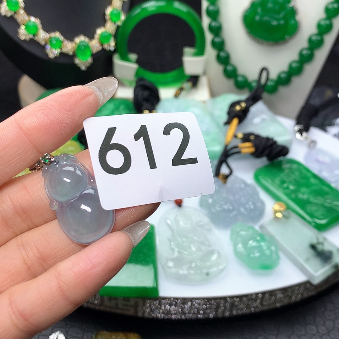 翡翠吊坠(赠链)未镶嵌