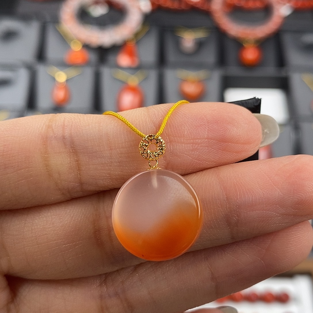 18K金镶嵌四川凉山冰飘吊坠南红玛瑙