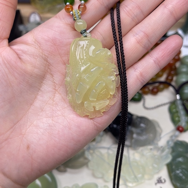 蛇纹石玉未镶嵌颈饰