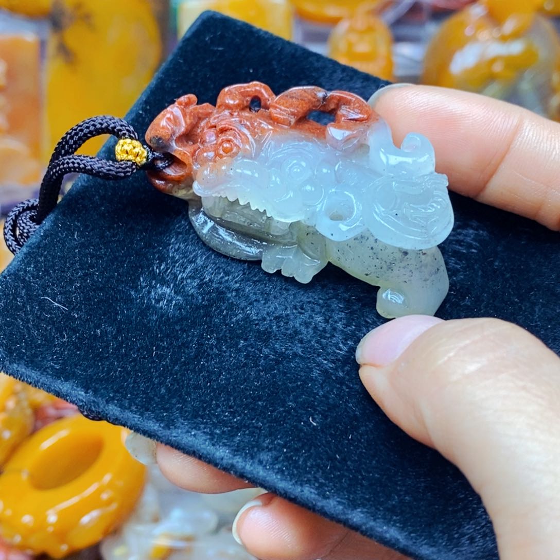 未镶嵌石英质玉（黄龙玉）颈饰