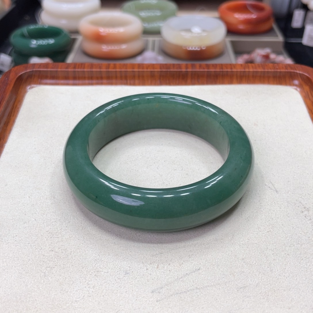 未镶嵌手镯石英岩玉小****姐