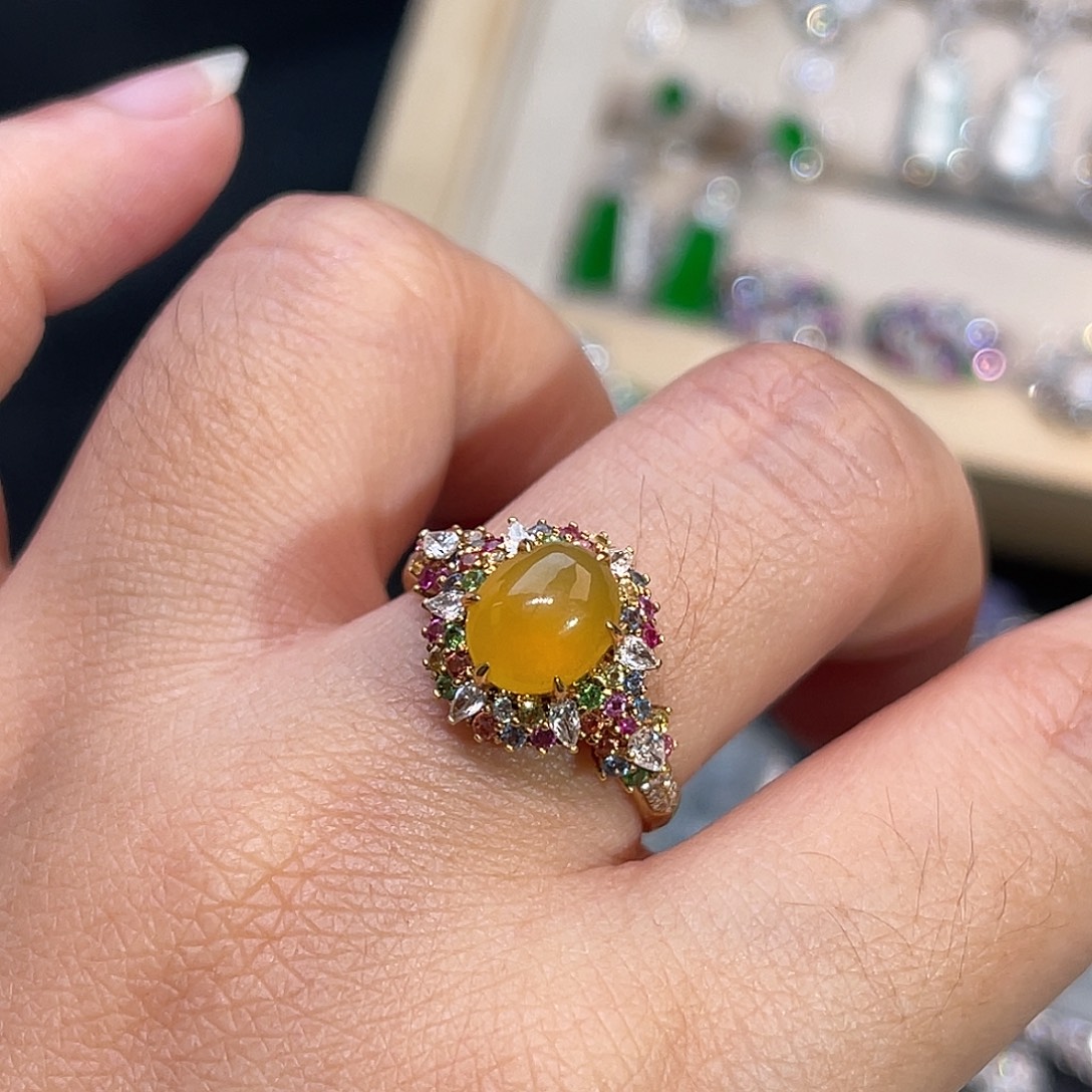 翡翠18K金镶嵌戒指黄翡蛋面