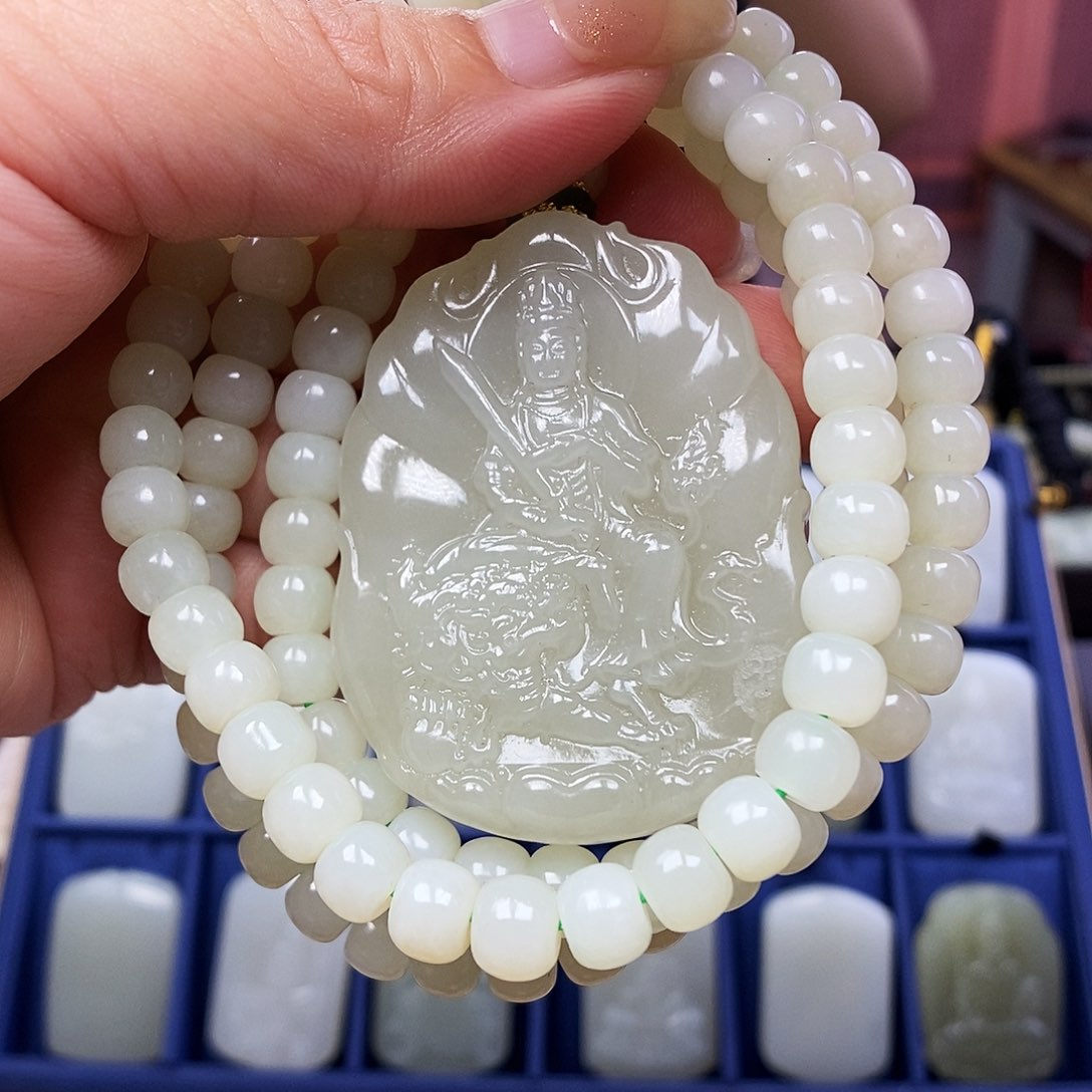 和田玉未镶嵌颈饰时**雨