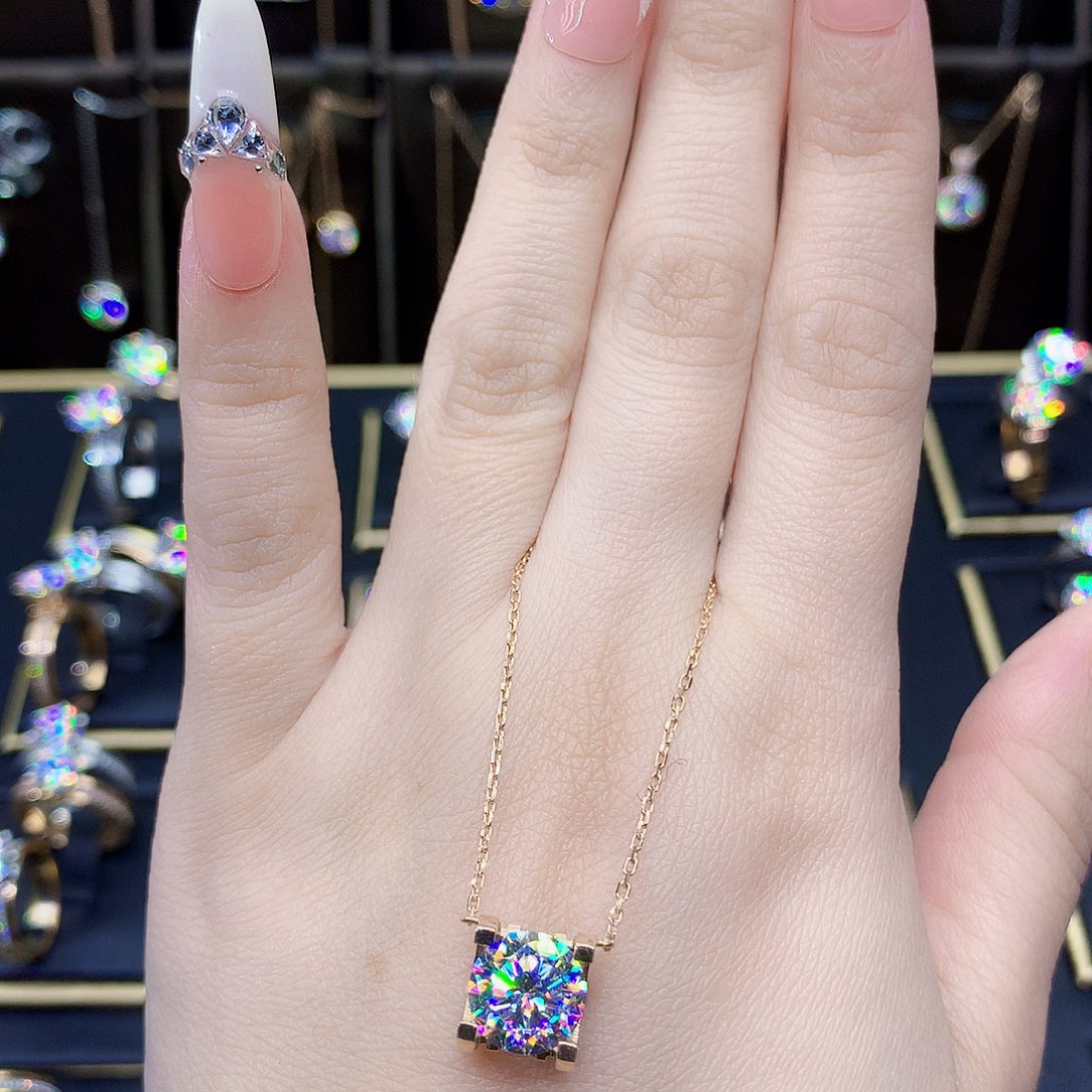 18K金镶嵌合成碳硅石（莫桑石）吊坠(赠链)Q**?