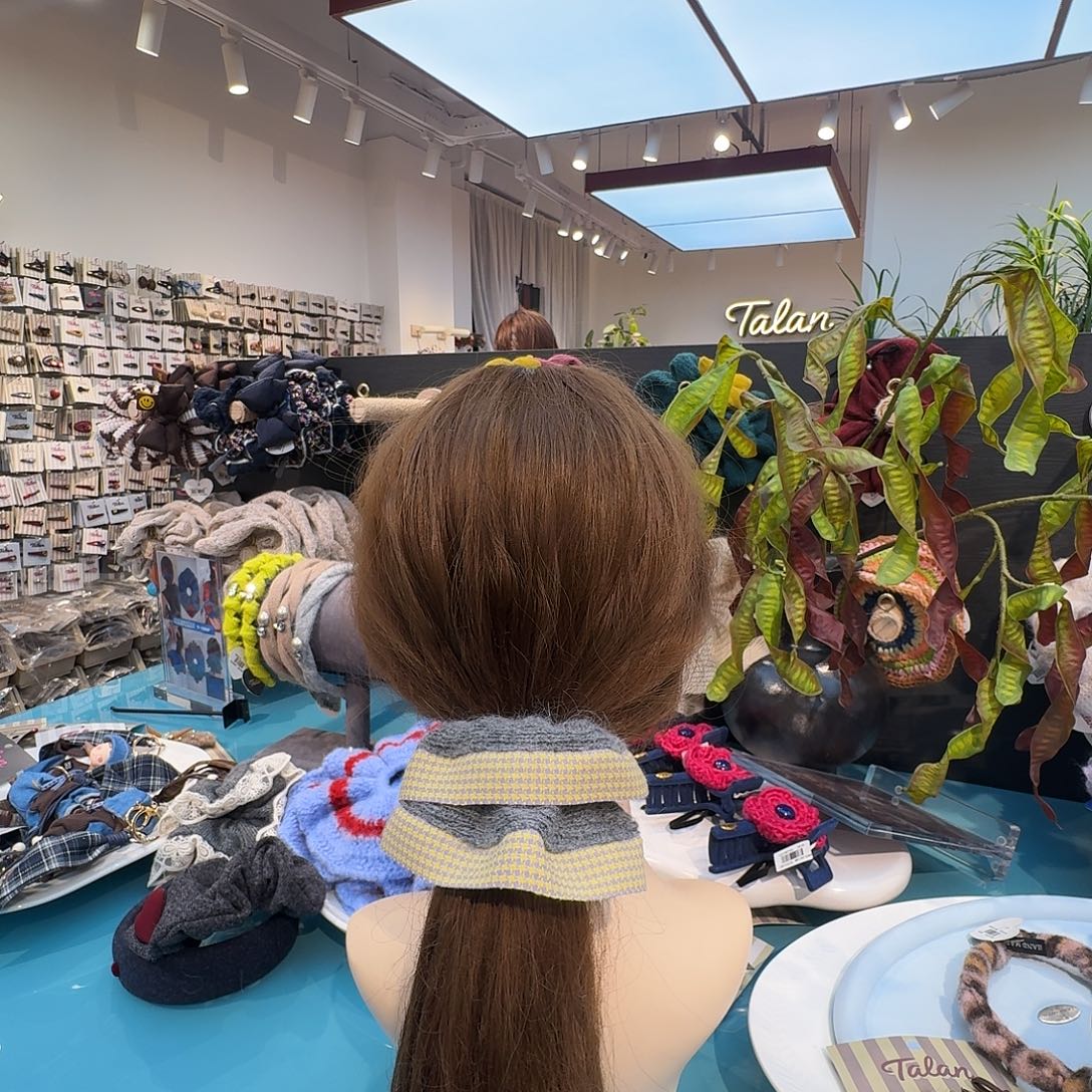 灰色黄格子发圈哦哦