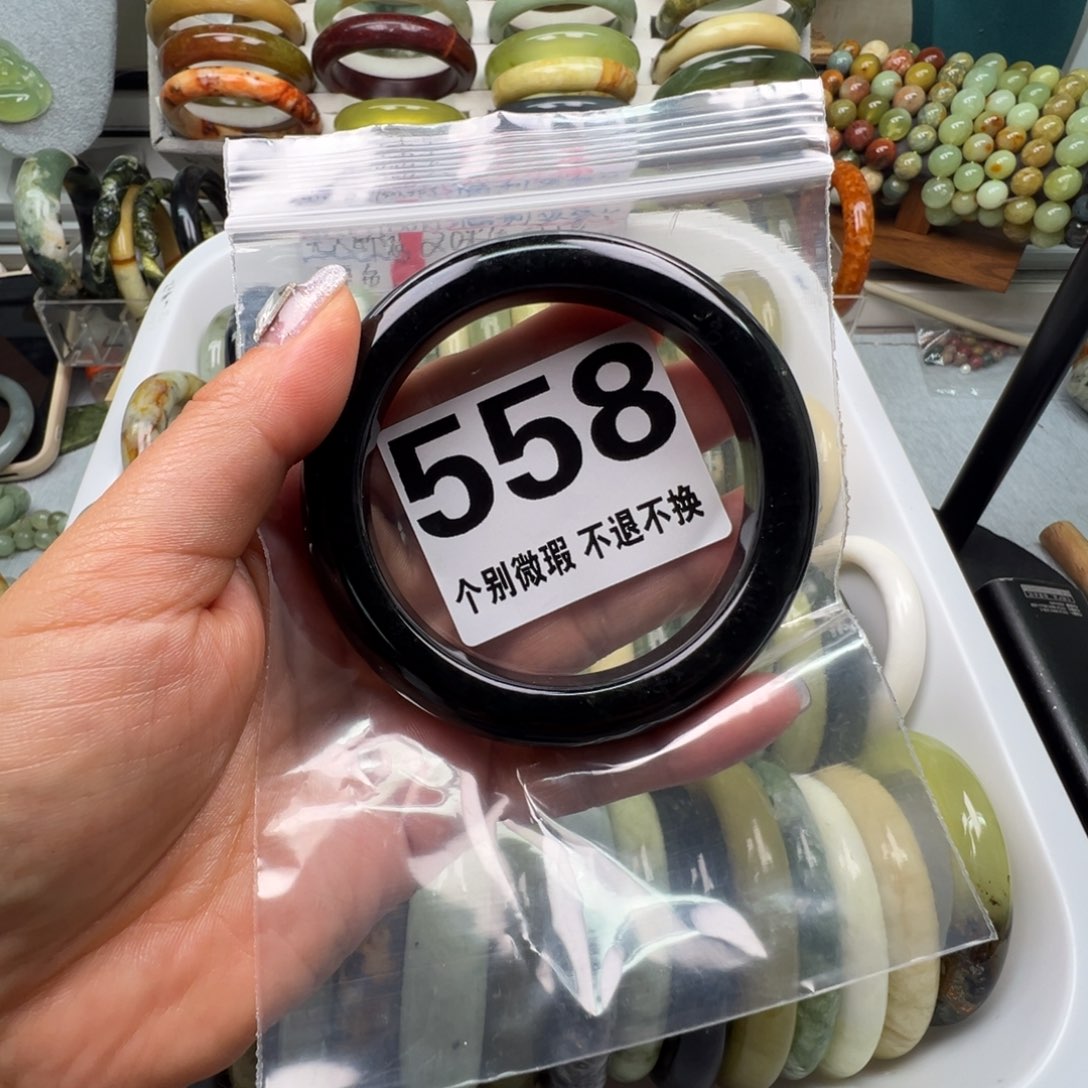 李***Y蛇纹石玉未镶嵌手镯558