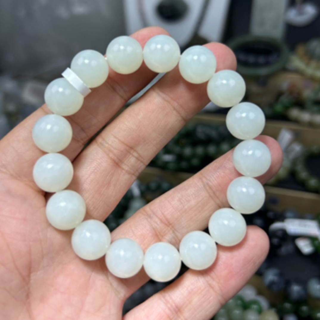 天然和田玉新疆山料羊脂白手串洁白如雪温润细腻12mm毕业级