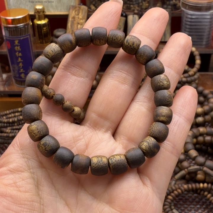 A****沉香碎屑奇楠0.8单圈鼓珠6克＋