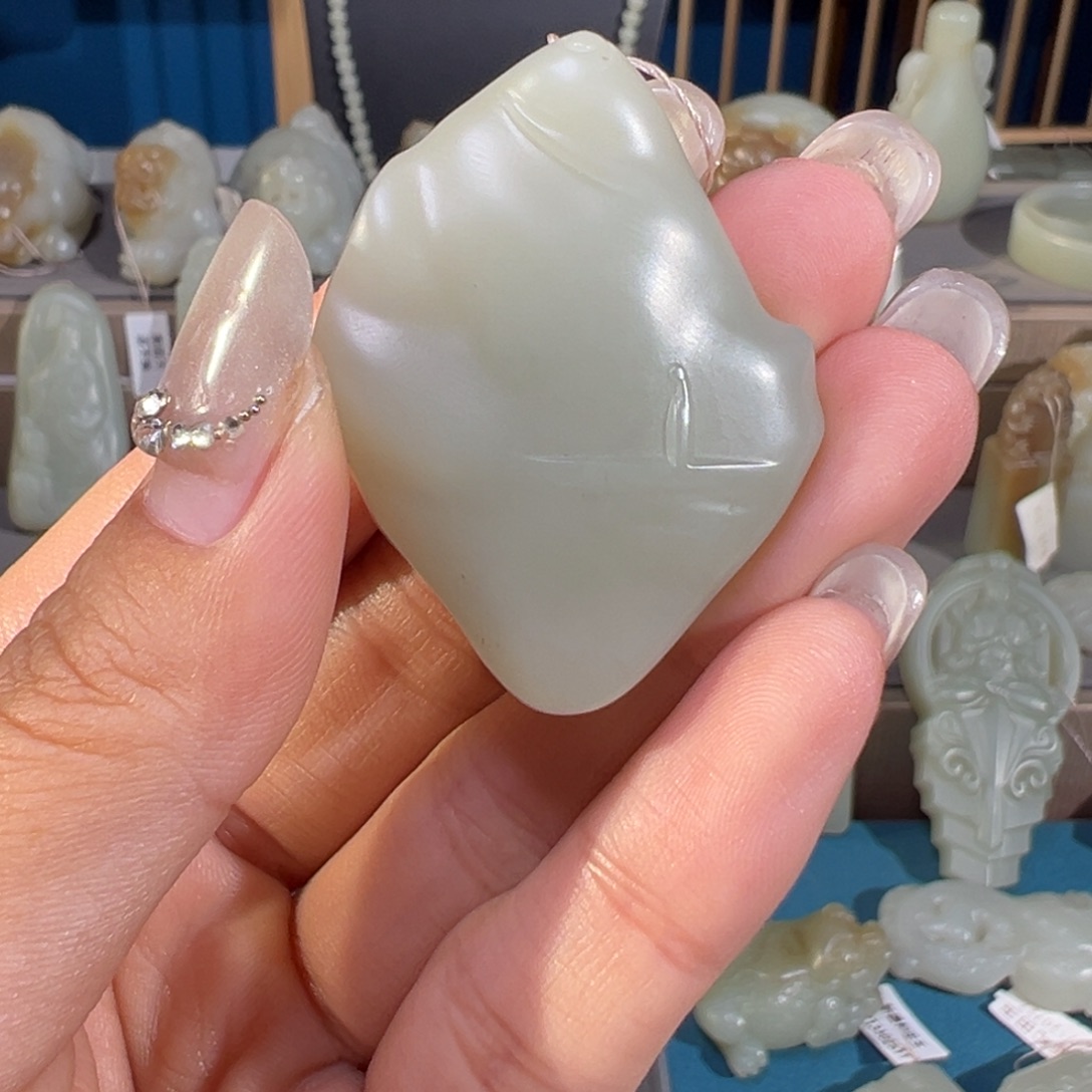 ****子和田玉（糖玉）未镶嵌颈饰