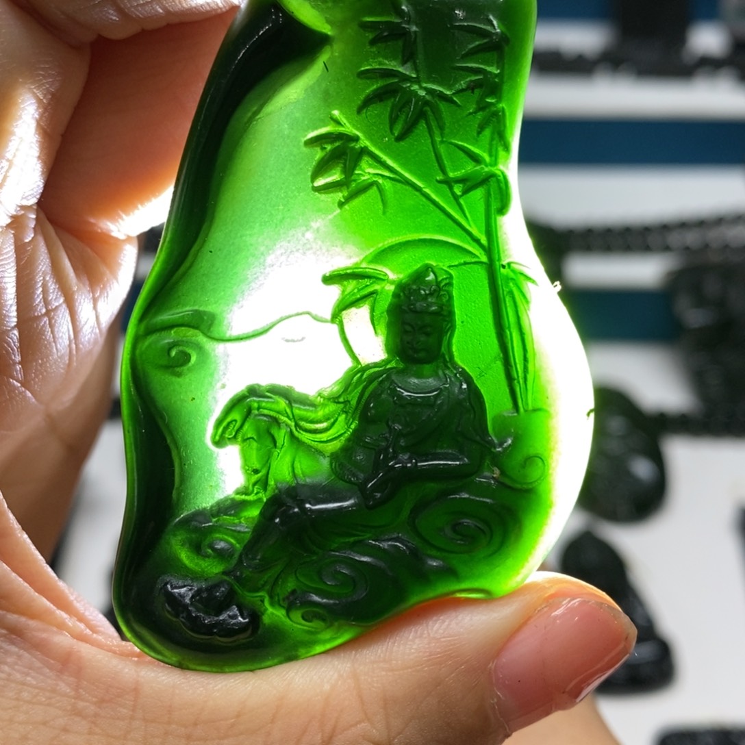 未镶嵌蛇纹石玉吊坠