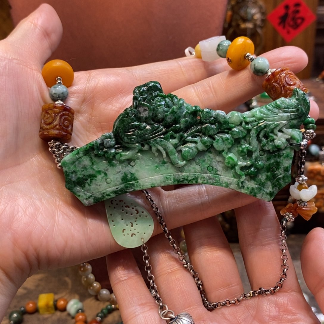 翡翠吊坠(赠链)未镶嵌