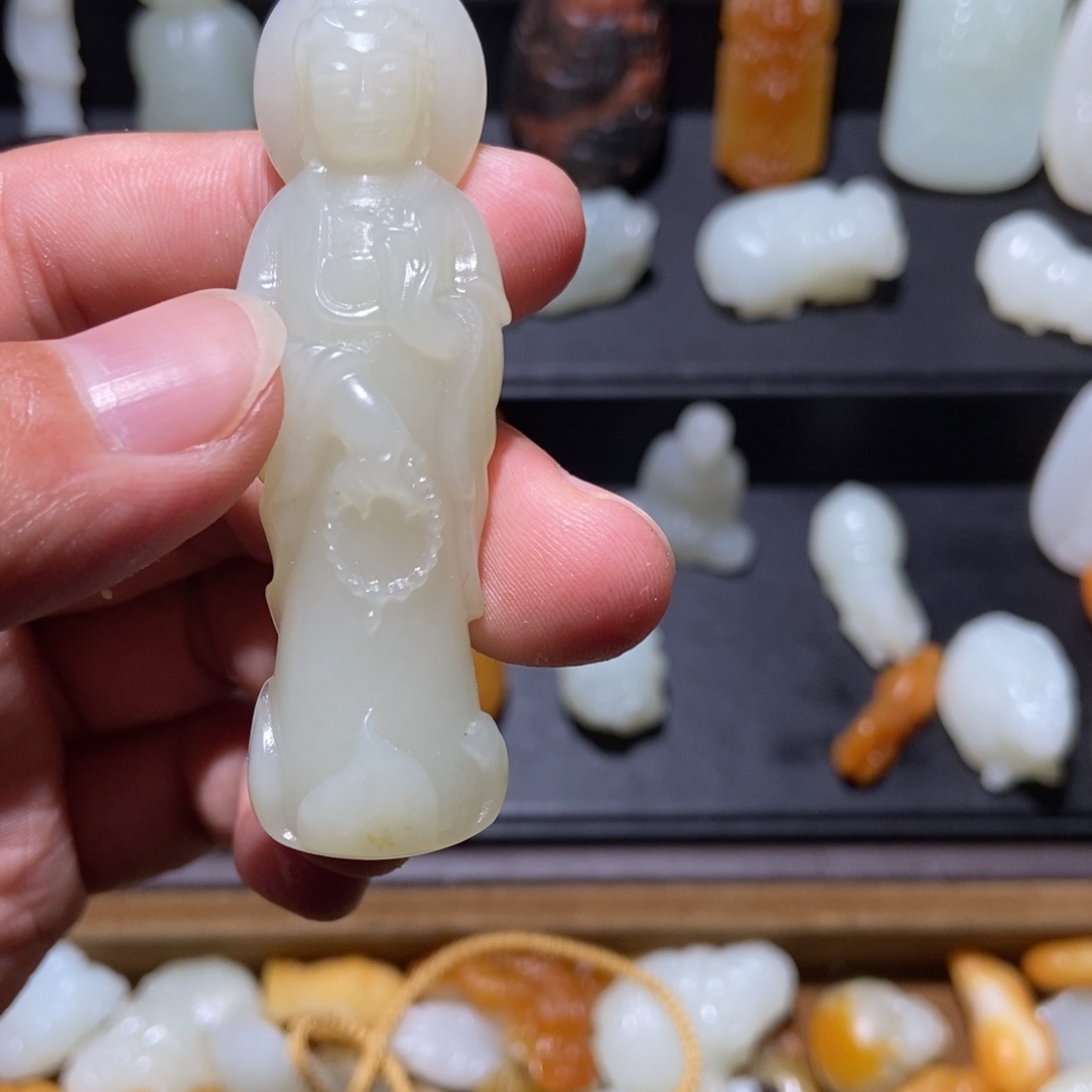 深***森和田玉未镶嵌颈饰