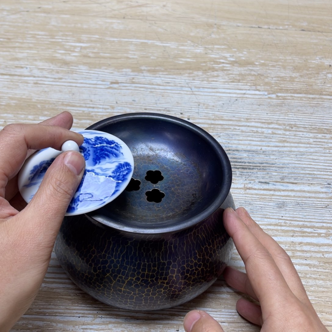 瓷片密密麻麻地排列着一个