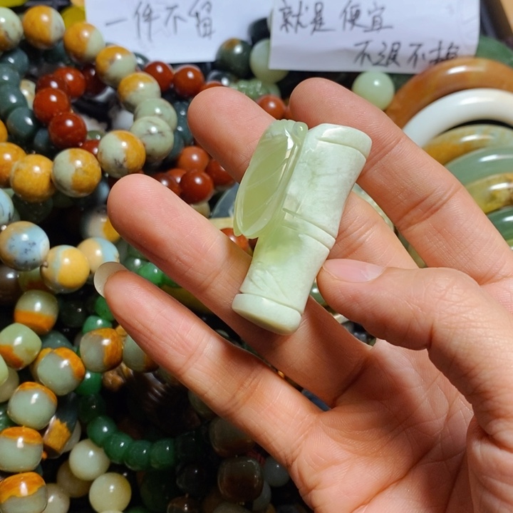 蛇纹石玉颈饰合金