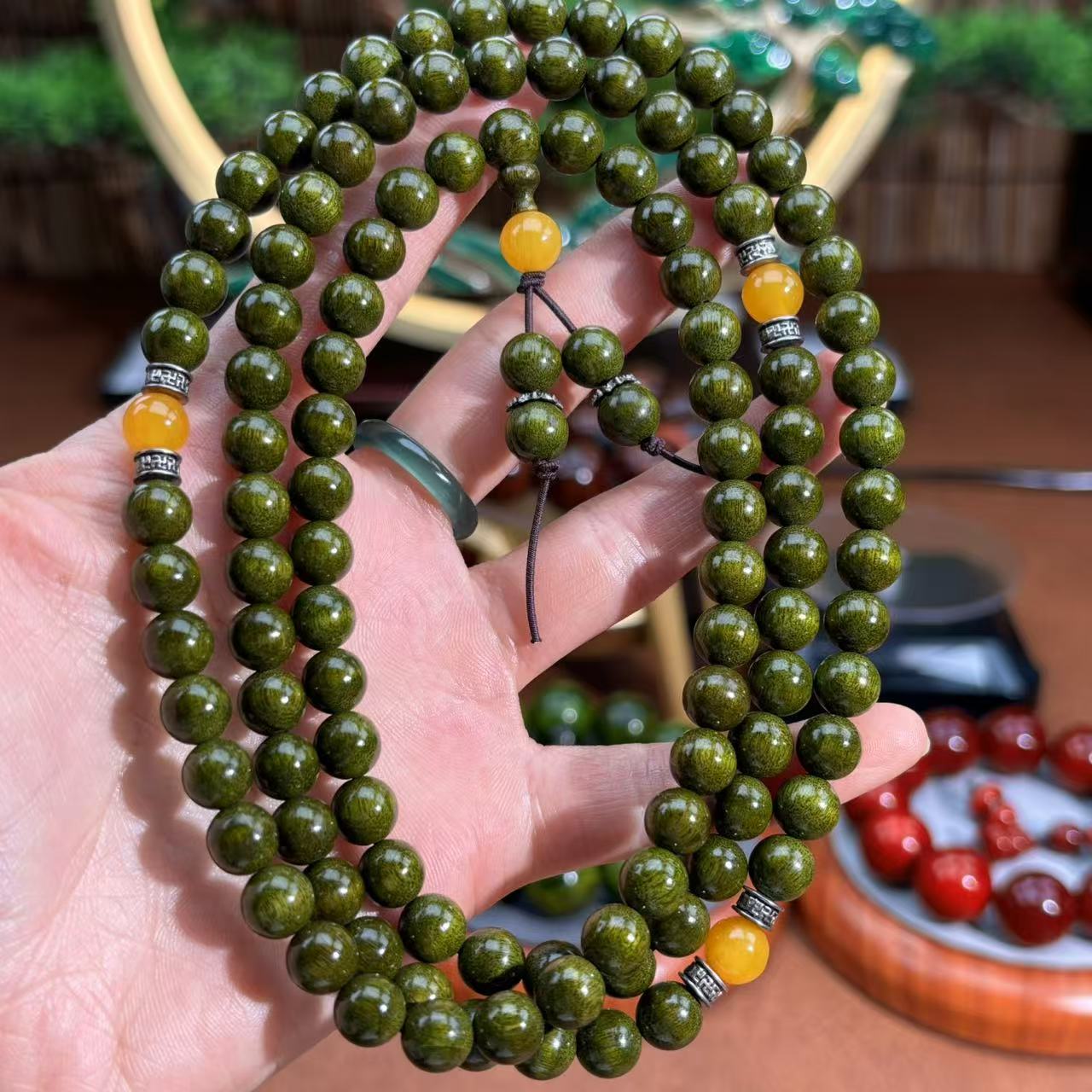 0.8 金丝楠帝王绿多圈设计款念珠脖挂