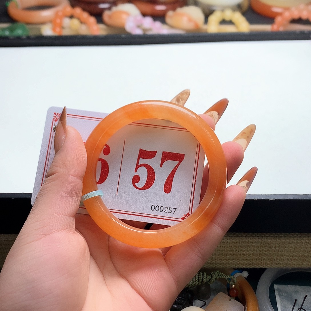 未镶嵌石英质玉（黄龙玉）手镯