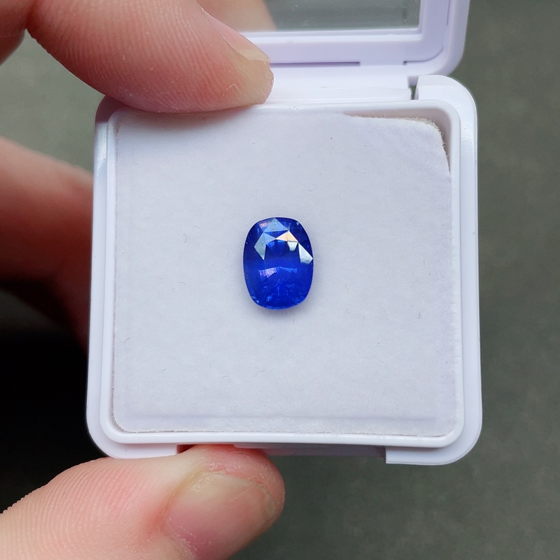 蓝宝石裸石未镶嵌3.23克拉矢车菊天鹅绒吉尔德