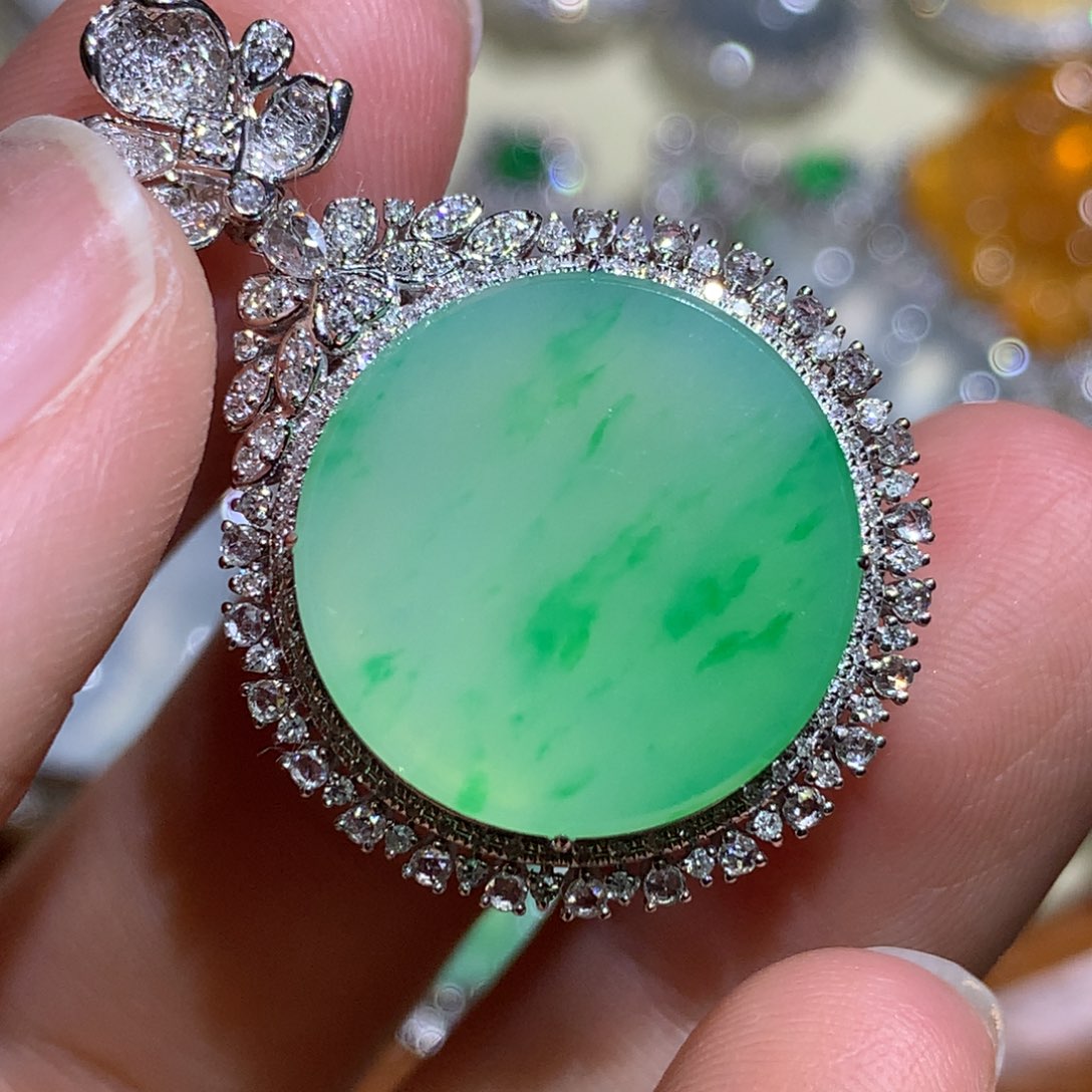 翡翠颈饰18K金镶嵌无事牌