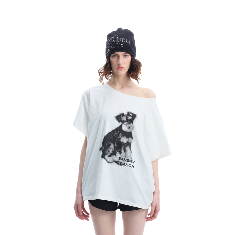 BANDITKGANGN雪纳瑞印花一字肩斜肩短袖T恤女2025欧若风斜肩上衣