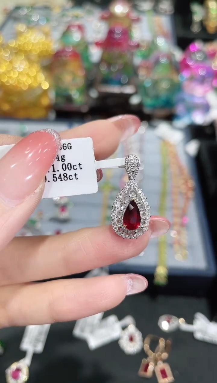 18K金镶嵌天然无烧红宝石吊坠